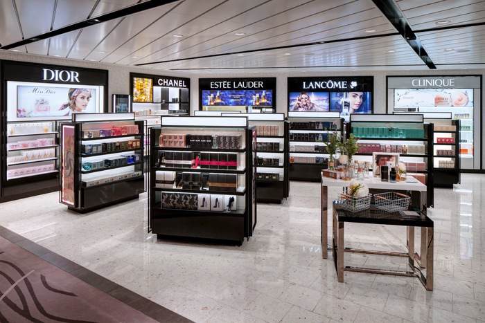 Celebrity Cruises, Celebrity Beyond, Merchandise Attraction ©CEL.jpg